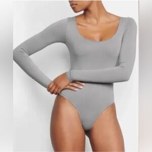 Skims Essential scoop neck Long Sleeve Bodysuit xxs/xs